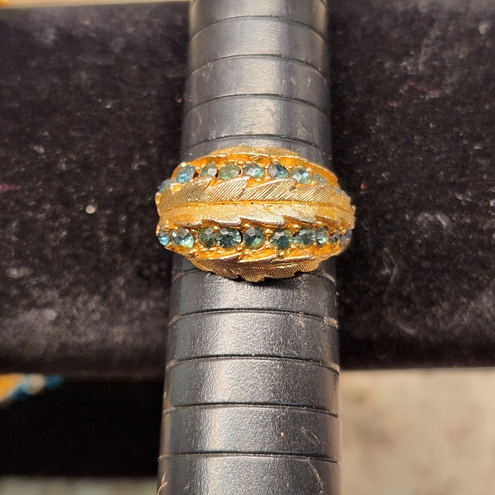 Very Pretty Vintage Gold Tone Ring sz 7